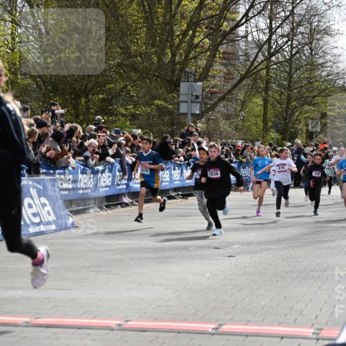 12.04.2026 - 45. Internationalen Wilhelmsburger Insellauf J. Mangold http://msf.ph/oto/9523828 12.04.2026 14:49:09 Ziel 386, 421, 903, 31, 373, 38, 1804, 1836, 5015, 876, 1816, 1815, 428 meine-sportfotos.de