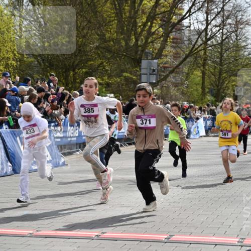 12.04.2026 - 45. Internationalen Wilhelmsburger Insellauf J. Mangold http://msf.ph/oto/9523867 12.04.2026 14:49:15 Ziel 1804, 1836, 5015, 876, 1816, 1815, 428, 385, 371, 433, 487, 887, 73, 1805, 591, 1043, 101 meine-sportfotos.de
