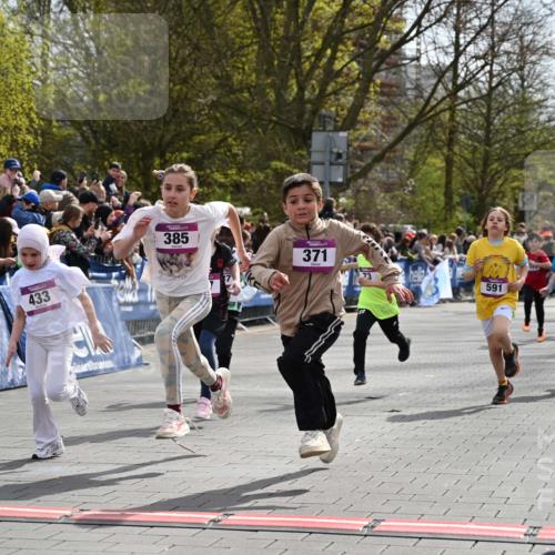 12.04.2026 - 45. Internationalen Wilhelmsburger Insellauf J. Mangold http://msf.ph/oto/9523868 12.04.2026 14:49:15 Ziel 1804, 1836, 5015, 876, 1816, 1815, 428, 385, 371, 433, 487, 887, 73, 1805, 591, 1043, 101 meine-sportfotos.de