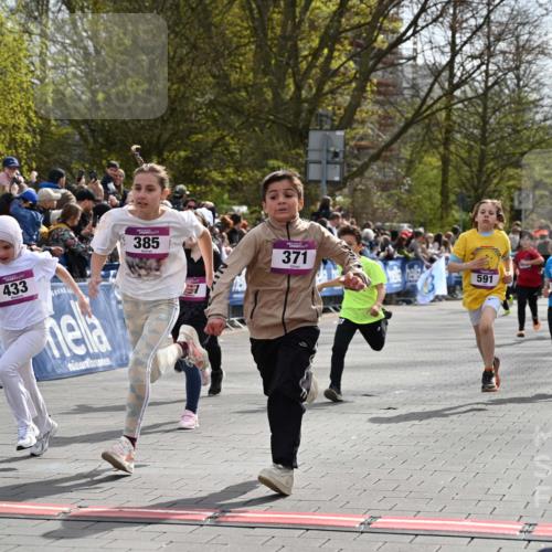 12.04.2026 - 45. Internationalen Wilhelmsburger Insellauf J. Mangold http://msf.ph/oto/9523869 12.04.2026 14:49:15 Ziel 1804, 1836, 5015, 876, 1816, 1815, 428, 385, 371, 433, 487, 887, 73, 1805, 591, 1043, 101 meine-sportfotos.de