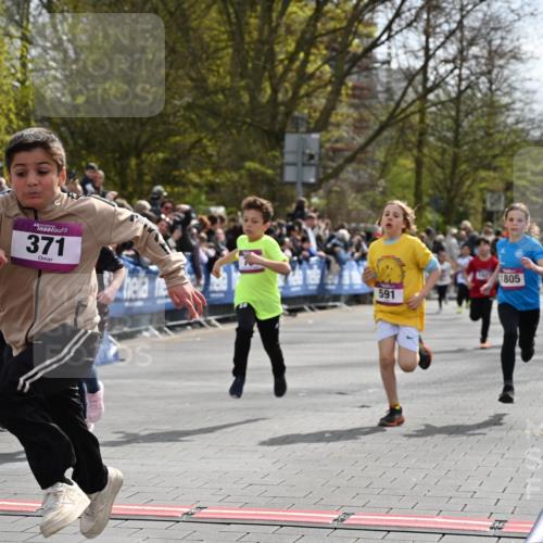 12.04.2026 - 45. Internationalen Wilhelmsburger Insellauf J. Mangold http://msf.ph/oto/9523872 12.04.2026 14:49:15 Ziel 1804, 1836, 5015, 876, 1816, 1815, 428, 385, 371, 433, 487, 887, 73, 1805, 591, 1043, 101 meine-sportfotos.de