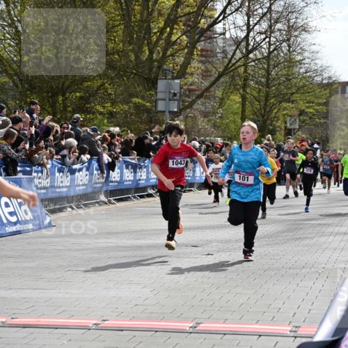 12.04.2026 - 45. Internationalen Wilhelmsburger Insellauf J. Mangold http://msf.ph/oto/9523886 12.04.2026 14:49:18 Ziel 385, 371, 433, 487, 887, 73, 1805, 591, 1043, 101, 1063, 1048, 601, 418, 684, 597, 1823 meine-sportfotos.de