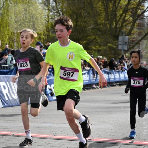12.04.2026 - 45. Internationalen Wilhelmsburger Insellauf J. Mangold http://msf.ph/oto/9523911 12.04.2026 14:49:23 Ziel 1043, 101, 1063, 1048, 601, 418, 684, 597, 1823, 375, 2, 896, 372, 1055, 51, 693, 1817, 100 meine-sportfotos.de