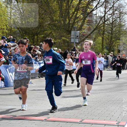 12.04.2026 - 45. Internationalen Wilhelmsburger Insellauf J. Mangold http://msf.ph/oto/9523929 12.04.2026 14:49:26 Ziel 418, 684, 597, 1823, 375, 2, 896, 372, 1055, 51, 693, 1817, 100, 855, 897, 353, 666, 1827, 378, 17, 501 meine-sportfotos.de