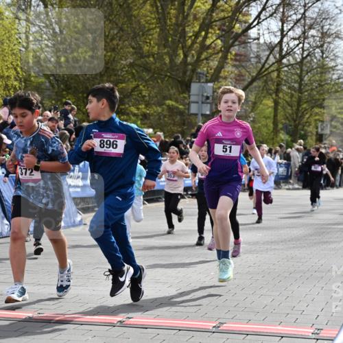 12.04.2026 - 45. Internationalen Wilhelmsburger Insellauf J. Mangold http://msf.ph/oto/9523931 12.04.2026 14:49:26 Ziel 418, 684, 597, 1823, 375, 2, 896, 372, 1055, 51, 693, 1817, 100, 855, 897, 353, 666, 1827, 378, 17, 501 meine-sportfotos.de