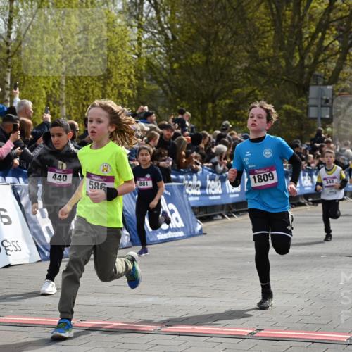 12.04.2026 - 45. Internationalen Wilhelmsburger Insellauf J. Mangold http://msf.ph/oto/9523973 12.04.2026 14:49:33 Ziel 353, 666, 1827, 378, 17, 501, 586, 1809, 440, 881, 348, 602, 627, 458 meine-sportfotos.de