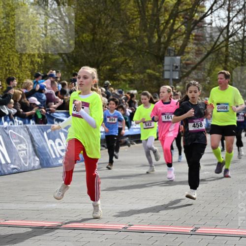 12.04.2026 - 45. Internationalen Wilhelmsburger Insellauf J. Mangold http://msf.ph/oto/9523988 12.04.2026 14:49:36 Ziel 586, 1809, 440, 881, 348, 602, 627, 458, 161, 542, 1842, 894, 882, 652, 1818, 867 meine-sportfotos.de