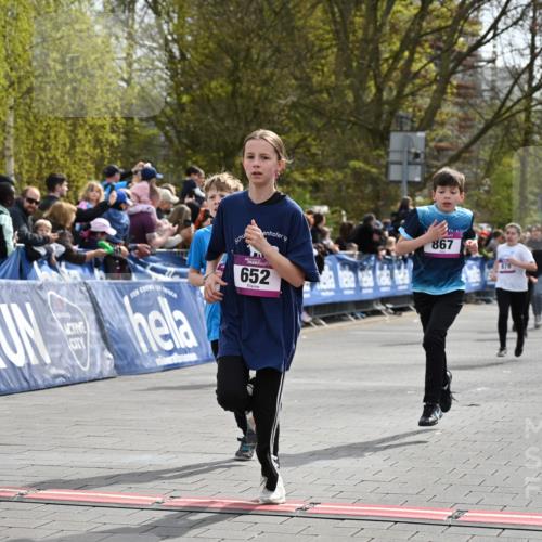 12.04.2026 - 45. Internationalen Wilhelmsburger Insellauf J. Mangold http://msf.ph/oto/9524009 12.04.2026 14:49:39 Ziel 348, 602, 627, 458, 161, 542, 1842, 894, 882, 652, 1818, 867, 377, 879, 1839, 401, 1812 meine-sportfotos.de