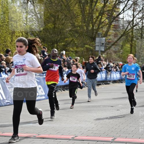 12.04.2026 - 45. Internationalen Wilhelmsburger Insellauf J. Mangold http://msf.ph/oto/9524032 12.04.2026 14:49:43 Ziel 882, 652, 1818, 867, 377, 879, 1839, 401, 1812, 106, 169, 1, 1813, 497, 1808, 406 meine-sportfotos.de