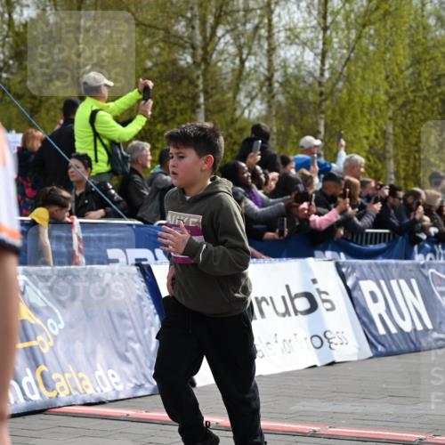 12.04.2026 - 45. Internationalen Wilhelmsburger Insellauf J. Mangold http://msf.ph/oto/9524076 12.04.2026 14:49:52 Ziel 1811, 367, 1830, 1848, 439, 389, 1821, 857, 872 meine-sportfotos.de