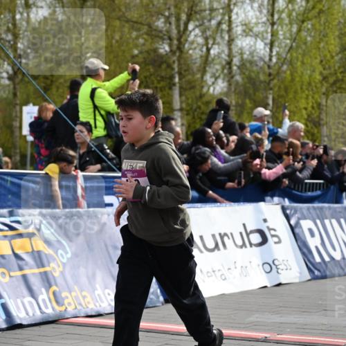 12.04.2026 - 45. Internationalen Wilhelmsburger Insellauf J. Mangold http://msf.ph/oto/9524077 12.04.2026 14:49:52 Ziel 1811, 367, 1830, 1848, 439, 389, 1821, 857, 872 meine-sportfotos.de
