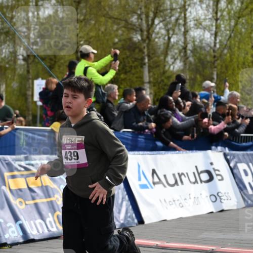 12.04.2026 - 45. Internationalen Wilhelmsburger Insellauf J. Mangold http://msf.ph/oto/9524079 12.04.2026 14:49:52 Ziel 1811, 367, 1830, 1848, 439, 389, 1821, 857, 872 meine-sportfotos.de