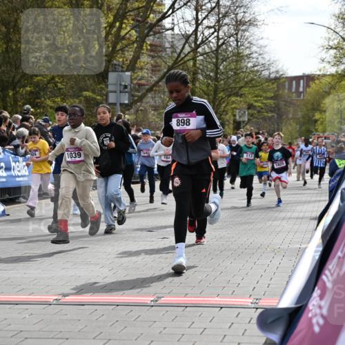 12.04.2026 - 45. Internationalen Wilhelmsburger Insellauf J. Mangold http://msf.ph/oto/9524129 12.04.2026 14:50:05 Ziel 400, 672, 368, 898, 1039, 901, 131, 1061, 624, 1825, 141, 164, 113, 1845, 1849, 1810, 352 meine-sportfotos.de