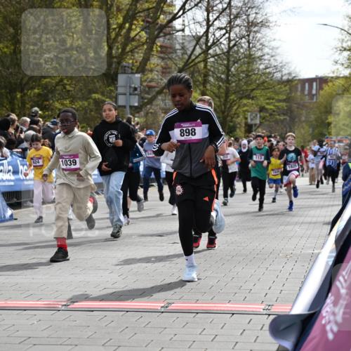 12.04.2026 - 45. Internationalen Wilhelmsburger Insellauf J. Mangold http://msf.ph/oto/9524130 12.04.2026 14:50:05 Ziel 400, 672, 368, 898, 1039, 901, 131, 1061, 624, 1825, 141, 164, 113, 1845, 1849, 1810, 352 meine-sportfotos.de