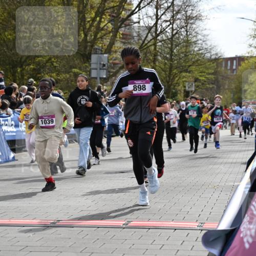 12.04.2026 - 45. Internationalen Wilhelmsburger Insellauf J. Mangold http://msf.ph/oto/9524131 12.04.2026 14:50:05 Ziel 400, 672, 368, 898, 1039, 901, 131, 1061, 624, 1825, 141, 164, 113, 1845, 1849, 1810, 352 meine-sportfotos.de