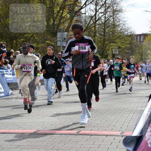 12.04.2026 - 45. Internationalen Wilhelmsburger Insellauf J. Mangold http://msf.ph/oto/9524132 12.04.2026 14:50:05 Ziel 400, 672, 368, 898, 1039, 901, 131, 1061, 624, 1825, 141, 164, 113, 1845, 1849, 1810, 352 meine-sportfotos.de
