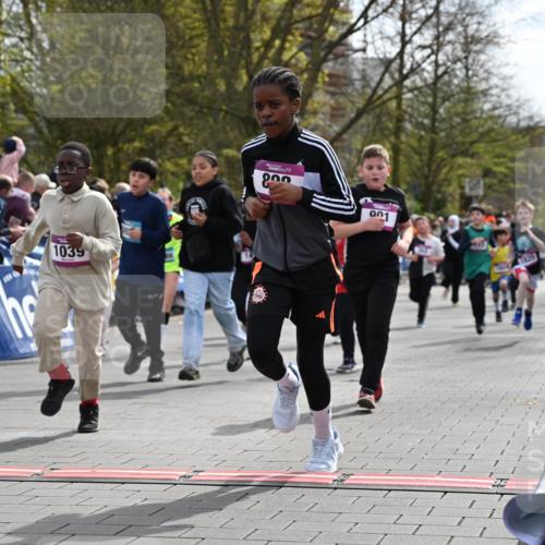 12.04.2026 - 45. Internationalen Wilhelmsburger Insellauf J. Mangold http://msf.ph/oto/9524135 12.04.2026 14:50:05 Ziel 400, 672, 368, 898, 1039, 901, 131, 1061, 624, 1825, 141, 164, 113, 1845, 1849, 1810, 352 meine-sportfotos.de