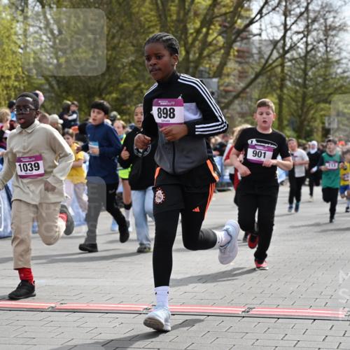 12.04.2026 - 45. Internationalen Wilhelmsburger Insellauf J. Mangold http://msf.ph/oto/9524137 12.04.2026 14:50:05 Ziel 400, 672, 368, 898, 1039, 901, 131, 1061, 624, 1825, 141, 164, 113, 1845, 1849, 1810, 352 meine-sportfotos.de