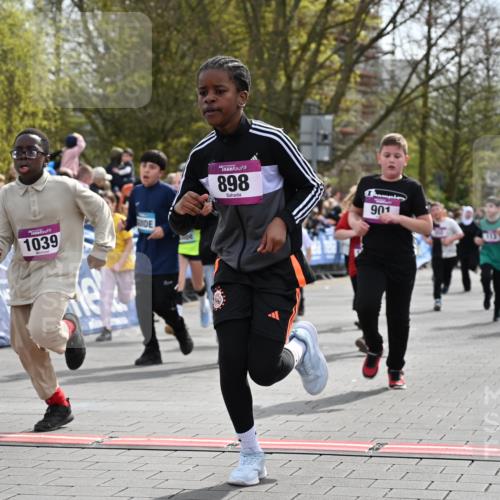 12.04.2026 - 45. Internationalen Wilhelmsburger Insellauf J. Mangold http://msf.ph/oto/9524138 12.04.2026 14:50:05 Ziel 400, 672, 368, 898, 1039, 901, 131, 1061, 624, 1825, 141, 164, 113, 1845, 1849, 1810, 352 meine-sportfotos.de
