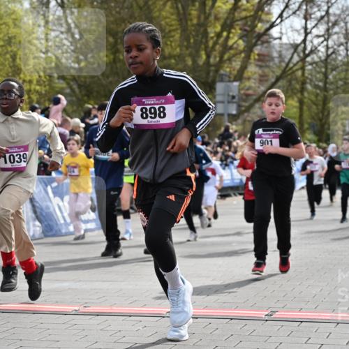 12.04.2026 - 45. Internationalen Wilhelmsburger Insellauf J. Mangold http://msf.ph/oto/9524139 12.04.2026 14:50:05 Ziel 400, 672, 368, 898, 1039, 901, 131, 1061, 624, 1825, 141, 164, 113, 1845, 1849, 1810, 352 meine-sportfotos.de
