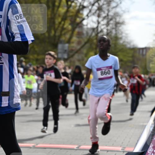 12.04.2026 - 45. Internationalen Wilhelmsburger Insellauf J. Mangold http://msf.ph/oto/9524168 12.04.2026 14:50:11 Ziel 1061, 624, 1825, 141, 164, 113, 1845, 1849, 1810, 352, 902, 1814, 860, 854, 885, 1801, 138, 355, 856, 1038, 516, 445, 395, 600, 168, 396, 871 meine-sportfotos.de