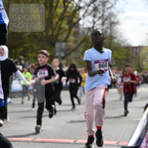 12.04.2026 - 45. Internationalen Wilhelmsburger Insellauf J. Mangold http://msf.ph/oto/9524169 12.04.2026 14:50:11 Ziel 1061, 624, 1825, 141, 164, 113, 1845, 1849, 1810, 352, 902, 1814, 860, 854, 885, 1801, 138, 355, 856, 1038, 516, 445, 395, 600, 168, 396, 871 meine-sportfotos.de