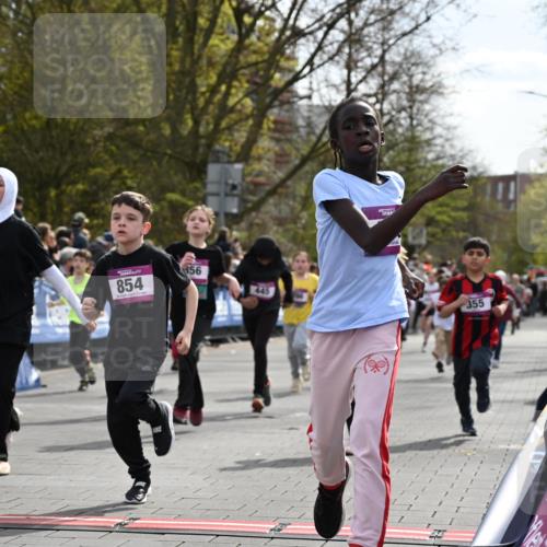 12.04.2026 - 45. Internationalen Wilhelmsburger Insellauf J. Mangold http://msf.ph/oto/9524171 12.04.2026 14:50:11 Ziel 1061, 624, 1825, 141, 164, 113, 1845, 1849, 1810, 352, 902, 1814, 860, 854, 885, 1801, 138, 355, 856, 1038, 516, 445, 395, 600, 168, 396, 871 meine-sportfotos.de