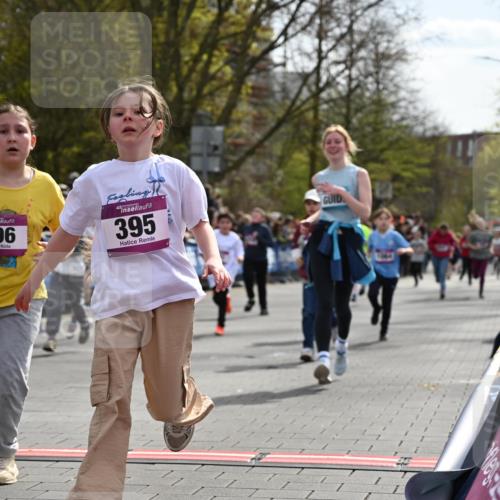 12.04.2026 - 45. Internationalen Wilhelmsburger Insellauf J. Mangold http://msf.ph/oto/9524184 12.04.2026 14:50:15 Ziel 854, 885, 1801, 138, 355, 856, 1038, 516, 445, 395, 600, 168, 396, 871, 173, 369, 21, 403, 398, 1064, 667, 661, 1829 meine-sportfotos.de