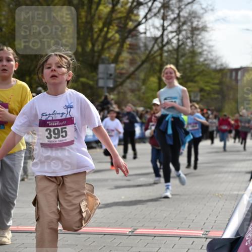 12.04.2026 - 45. Internationalen Wilhelmsburger Insellauf J. Mangold http://msf.ph/oto/9524185 12.04.2026 14:50:15 Ziel 854, 885, 1801, 138, 355, 856, 1038, 516, 445, 395, 600, 168, 396, 871, 173, 369, 21, 403, 398, 1064, 667, 661, 1829 meine-sportfotos.de