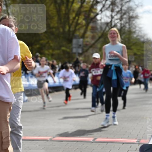 12.04.2026 - 45. Internationalen Wilhelmsburger Insellauf J. Mangold http://msf.ph/oto/9524189 12.04.2026 14:50:15 Ziel 854, 885, 1801, 138, 355, 856, 1038, 516, 445, 395, 600, 168, 396, 871, 173, 369, 21, 403, 398, 1064, 667, 661, 1829 meine-sportfotos.de