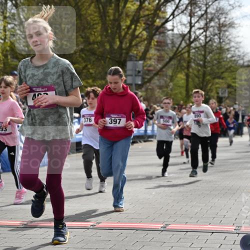 12.04.2026 - 45. Internationalen Wilhelmsburger Insellauf J. Mangold http://msf.ph/oto/9524227 12.04.2026 14:50:21 Ziel 21, 403, 398, 1064, 667, 661, 1829, 561, 469, 397, 393, 376, 890, 500, 1037, 335, 370 meine-sportfotos.de