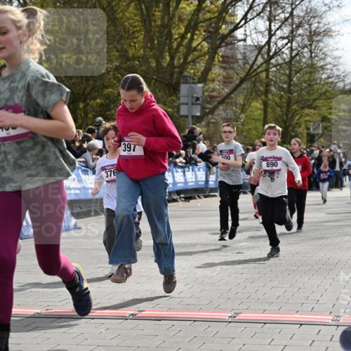 12.04.2026 - 45. Internationalen Wilhelmsburger Insellauf J. Mangold http://msf.ph/oto/9524229 12.04.2026 14:50:21 Ziel 21, 403, 398, 1064, 667, 661, 1829, 561, 469, 397, 393, 376, 890, 500, 1037, 335, 370 meine-sportfotos.de