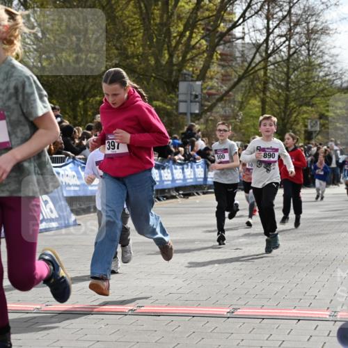 12.04.2026 - 45. Internationalen Wilhelmsburger Insellauf J. Mangold http://msf.ph/oto/9524230 12.04.2026 14:50:22 Ziel 667, 661, 1829, 561, 469, 397, 393, 376, 890, 500, 1037, 335, 370, 345, 429, 905, 461 meine-sportfotos.de