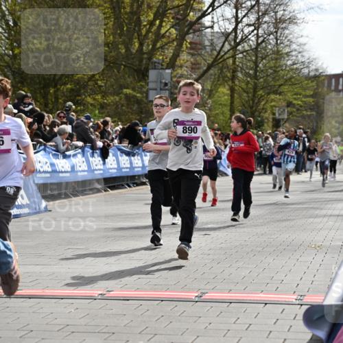 12.04.2026 - 45. Internationalen Wilhelmsburger Insellauf J. Mangold http://msf.ph/oto/9524234 12.04.2026 14:50:22 Ziel 667, 661, 1829, 561, 469, 397, 393, 376, 890, 500, 1037, 335, 370, 345, 429, 905, 461 meine-sportfotos.de