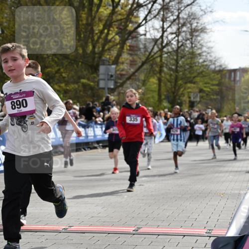 12.04.2026 - 45. Internationalen Wilhelmsburger Insellauf J. Mangold http://msf.ph/oto/9524239 12.04.2026 14:50:23 Ziel 1829, 561, 469, 397, 393, 376, 890, 500, 1037, 335, 370, 345, 429, 905, 461, 475, 859 meine-sportfotos.de