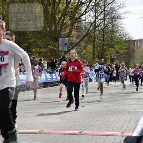 12.04.2026 - 45. Internationalen Wilhelmsburger Insellauf J. Mangold http://msf.ph/oto/9524241 12.04.2026 14:50:24 Ziel 561, 469, 397, 393, 376, 890, 500, 1037, 335, 370, 345, 429, 905, 461, 475, 859 meine-sportfotos.de