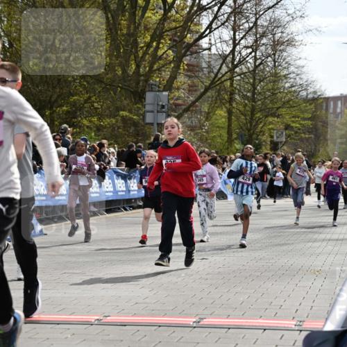12.04.2026 - 45. Internationalen Wilhelmsburger Insellauf J. Mangold http://msf.ph/oto/9524242 12.04.2026 14:50:24 Ziel 561, 469, 397, 393, 376, 890, 500, 1037, 335, 370, 345, 429, 905, 461, 475, 859 meine-sportfotos.de