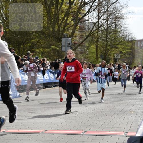 12.04.2026 - 45. Internationalen Wilhelmsburger Insellauf J. Mangold http://msf.ph/oto/9524243 12.04.2026 14:50:24 Ziel 561, 469, 397, 393, 376, 890, 500, 1037, 335, 370, 345, 429, 905, 461, 475, 859 meine-sportfotos.de