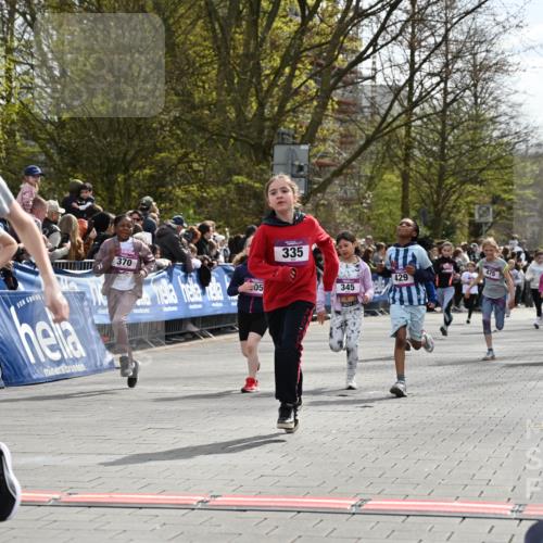 12.04.2026 - 45. Internationalen Wilhelmsburger Insellauf J. Mangold http://msf.ph/oto/9524246 12.04.2026 14:50:24 Ziel 561, 469, 397, 393, 376, 890, 500, 1037, 335, 370, 345, 429, 905, 461, 475, 859 meine-sportfotos.de