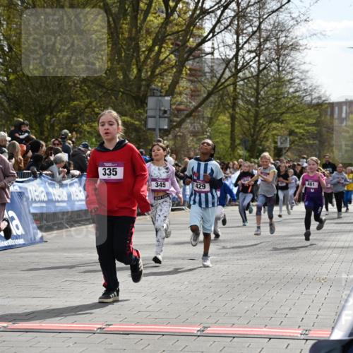 12.04.2026 - 45. Internationalen Wilhelmsburger Insellauf J. Mangold http://msf.ph/oto/9524247 12.04.2026 14:50:24 Ziel 561, 469, 397, 393, 376, 890, 500, 1037, 335, 370, 345, 429, 905, 461, 475, 859 meine-sportfotos.de