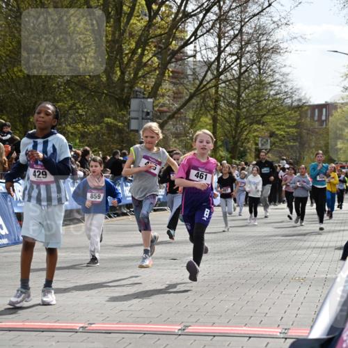 12.04.2026 - 45. Internationalen Wilhelmsburger Insellauf J. Mangold http://msf.ph/oto/9524260 12.04.2026 14:50:26 Ziel 376, 890, 500, 1037, 335, 370, 345, 429, 905, 461, 475, 859, 1840, 504, 333, 391, 407 meine-sportfotos.de