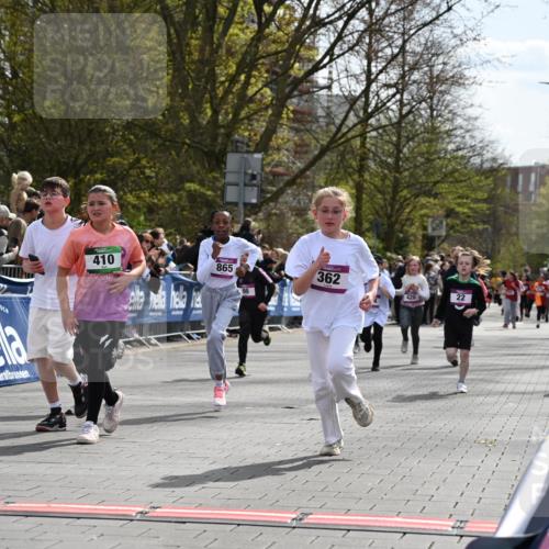 12.04.2026 - 45. Internationalen Wilhelmsburger Insellauf J. Mangold http://msf.ph/oto/9524313 12.04.2026 14:50:39 Ziel 880, 151, 1035, 330, 362, 865, 1844, 98, 22, 654, 420, 877 meine-sportfotos.de