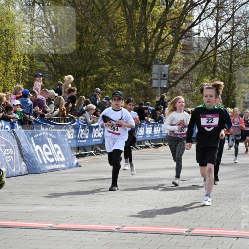 12.04.2026 - 45. Internationalen Wilhelmsburger Insellauf J. Mangold http://msf.ph/oto/9524326 12.04.2026 14:50:41 Ziel 330, 362, 865, 1844, 98, 22, 654, 420, 877, 1049 meine-sportfotos.de