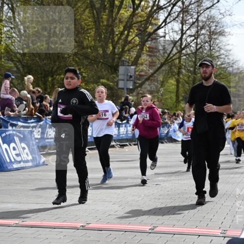 12.04.2026 - 45. Internationalen Wilhelmsburger Insellauf J. Mangold http://msf.ph/oto/9524426 12.04.2026 14:51:01 Ziel 531, 493, 1822, 495, 1041, 1052, 116, 593, 1042, 686, 536 meine-sportfotos.de