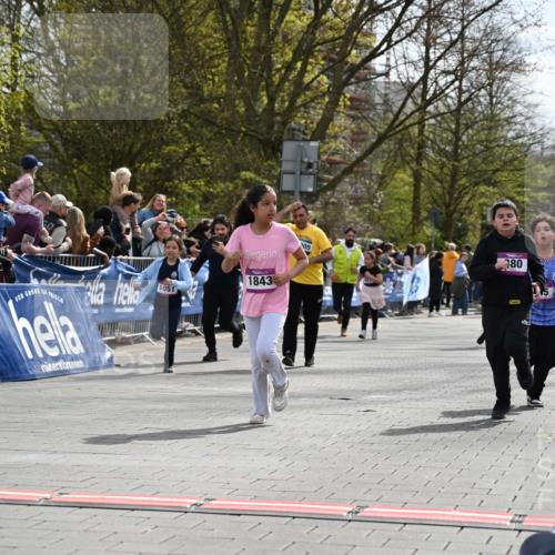 12.04.2026 - 45. Internationalen Wilhelmsburger Insellauf J. Mangold http://msf.ph/oto/9524453 12.04.2026 14:51:13 Ziel 1054, 1843, 380, 435, 1051, 544 meine-sportfotos.de