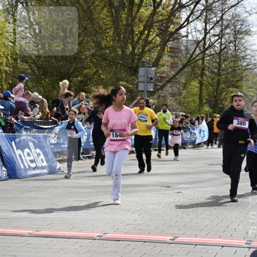 12.04.2026 - 45. Internationalen Wilhelmsburger Insellauf J. Mangold http://msf.ph/oto/9524456 12.04.2026 14:51:13 Ziel 1054, 1843, 380, 435, 1051, 544 meine-sportfotos.de