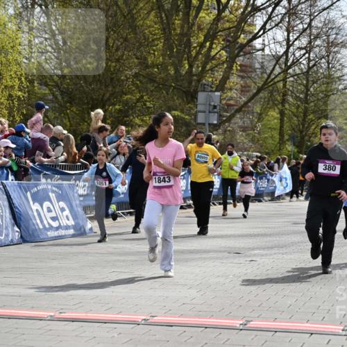 12.04.2026 - 45. Internationalen Wilhelmsburger Insellauf J. Mangold http://msf.ph/oto/9524457 12.04.2026 14:51:13 Ziel 1054, 1843, 380, 435, 1051, 544 meine-sportfotos.de