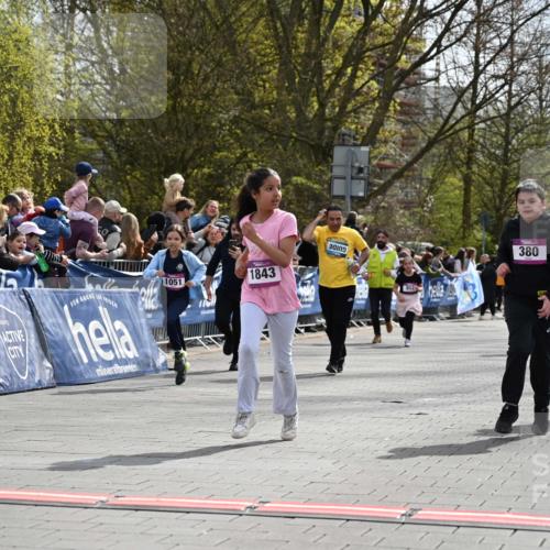 12.04.2026 - 45. Internationalen Wilhelmsburger Insellauf J. Mangold http://msf.ph/oto/9524458 12.04.2026 14:51:13 Ziel 1054, 1843, 380, 435, 1051, 544 meine-sportfotos.de
