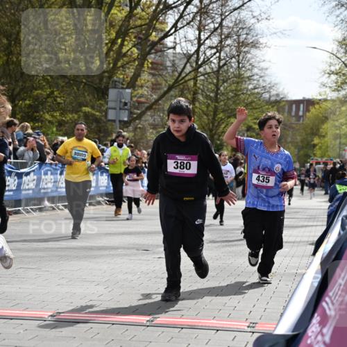 12.04.2026 - 45. Internationalen Wilhelmsburger Insellauf J. Mangold http://msf.ph/oto/9524463 12.04.2026 14:51:14 Ziel 1054, 1843, 380, 435, 1051, 544, 444 meine-sportfotos.de