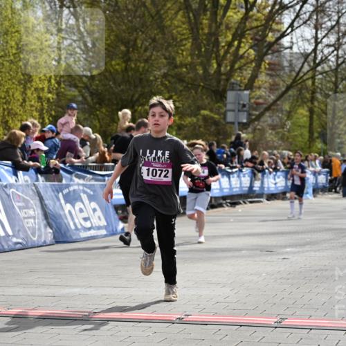 12.04.2026 - 45. Internationalen Wilhelmsburger Insellauf J. Mangold http://msf.ph/oto/9524505 12.04.2026 14:51:24 Ziel 358, 1072, 374 meine-sportfotos.de